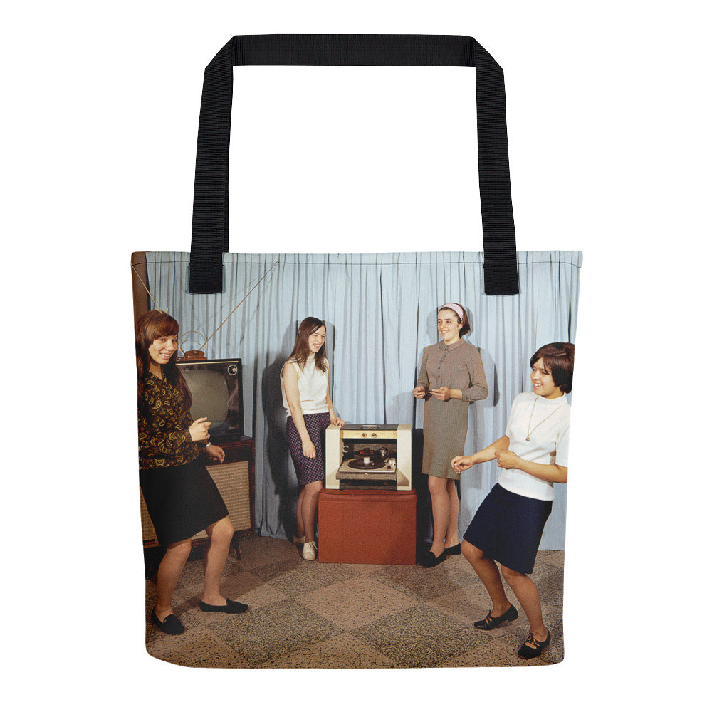 Teenagers dancing around a turntable, 1960's - Tote bag